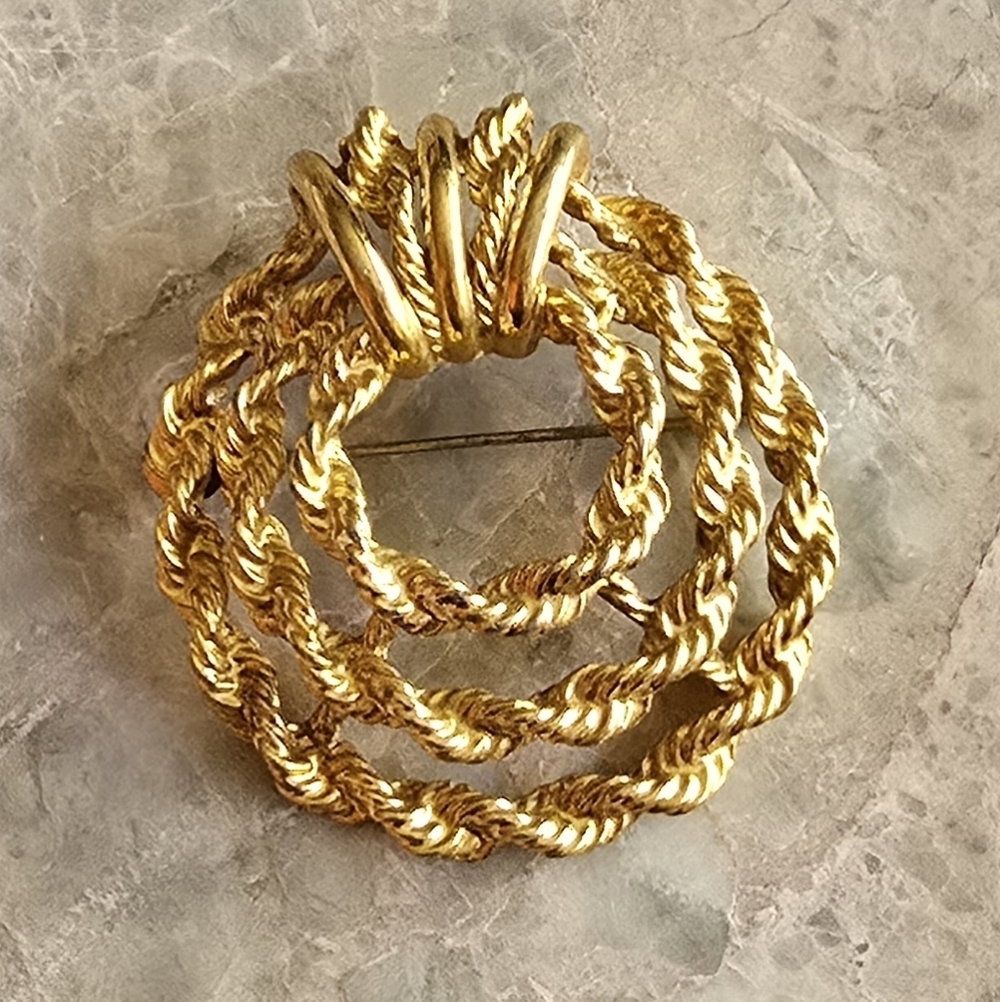 Vintage monet signed gold tone pin brooch rope wreath‎ style 1960s